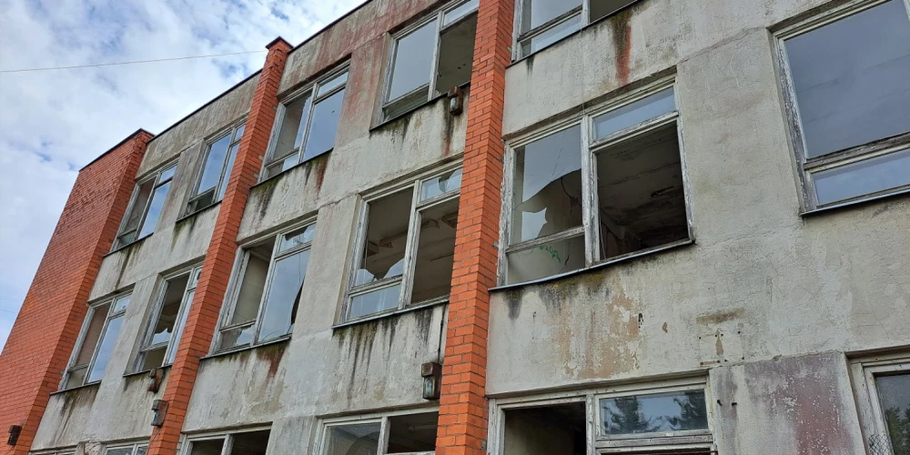 Aicina iedzīvotājus netuvoties bīstamai ēkai Daugavpilī.