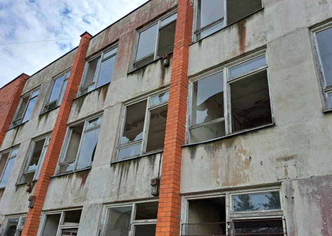 Brīdinājums: no šīs ēkas Daugavpilī labāk turēties pa gabalu