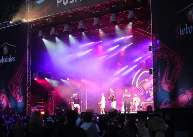 Uz "Positivus" skatuves kāpj Deniss ar komandu.