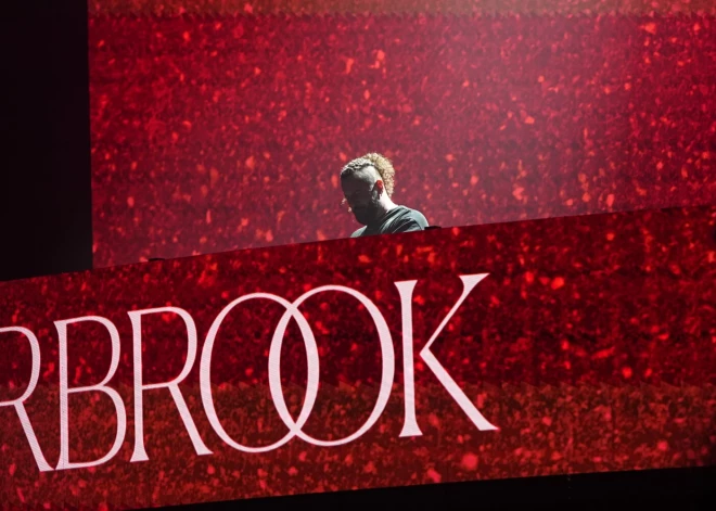 Dziesmu autors un producents "Elderbrook" ar dīdžeja setu.