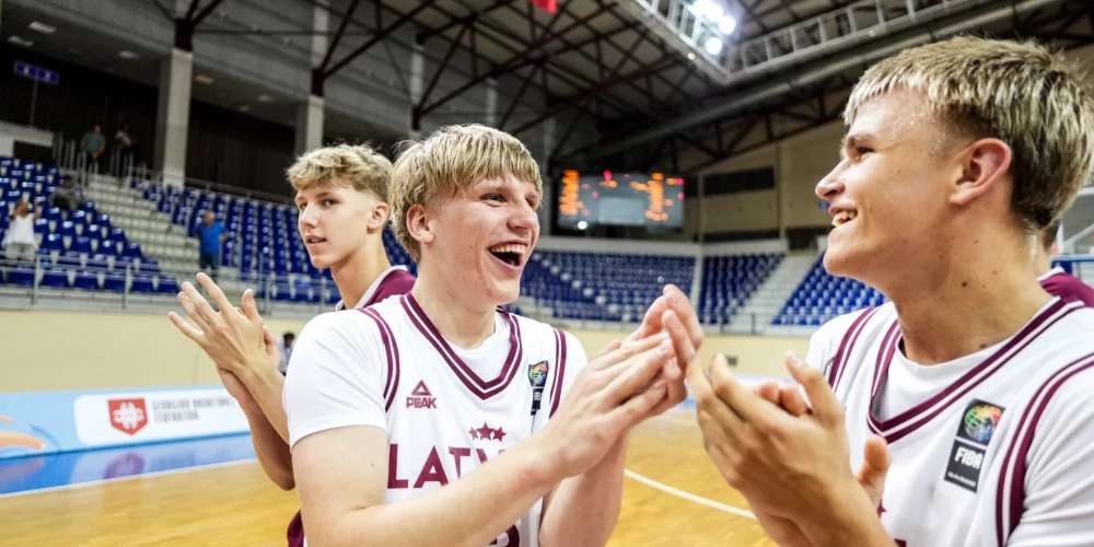 Latvijas U-16 kadeti priecājas par uzvaru.