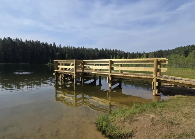"Очень грустно и реально злит": в Смилтене построили причал на озере - но жители крайне недовольны
