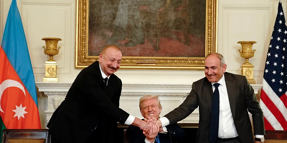 Azerbaidžānas prezidents Ilhams Alijevs (no kreisās), ASV prezidents Donalds Tramps un Armēnijas premjerministrs Nikols Pašinjans Baltajā namā tur rokas pēc kopīgi parakstītās deklarācijas.