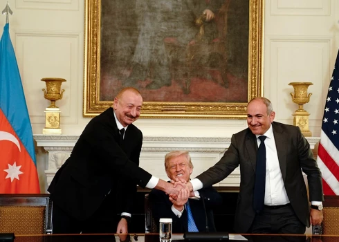 Azerbaidžānas prezidents Ilhams Alijevs (no kreisās), ASV prezidents Donalds Tramps un Armēnijas premjerministrs Nikols Pašinjans Baltajā namā tur rokas pēc kopīgi parakstītās deklarācijas.