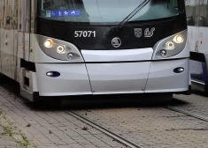 Rīgā zem tramvaja pakļuvis un gājis bojā elektriskā skrejriteņa vadītājs