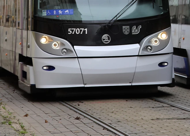 Rīgā zem tramvaja pakļuvis un gājis bojā elektriskā skrejriteņa vadītājs