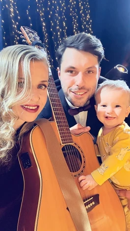 Roberts Pētersons un Iveta Baumane-Pētersone ar dēlu