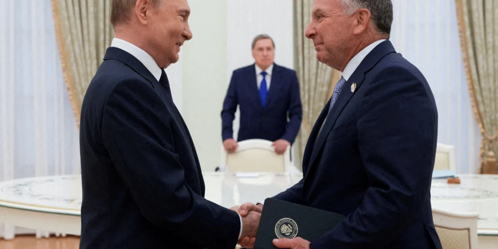Kremļa diktators Vladimirs Putins tiekas ar ASV prezidenta Donalda Trampa īpašo sūtni Stīvu Vitkofu.  2025.  gada 6. augusts.