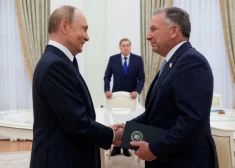 Putins nodevis Vitkofam apbalvojumu CIP direktora vietniecei, kuras dēls karoja okupantu rindās