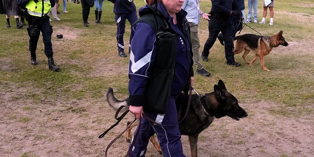 Policijas kinologi festivāla "Positivus" teritorijā Lucavsalā.