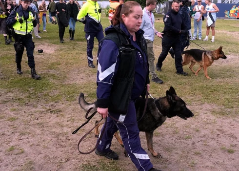 Policijas kinologi festivāla "Positivus" teritorijā Lucavsalā.