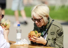 Gardēži un interesenti Esplanādes parkā mielojas ar burgeriem un aizrautīgi vēro kulinārijas sacensības