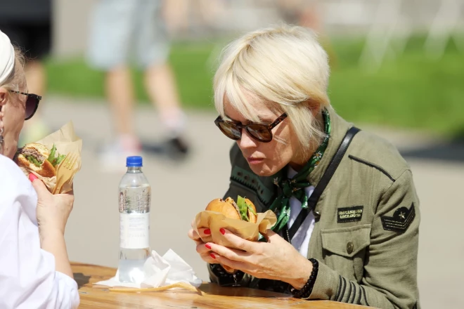 Daudzi apmeklētāji izmantoja izdevību nobaudīt festivāla dalībnieku piedāvātos burgerus.