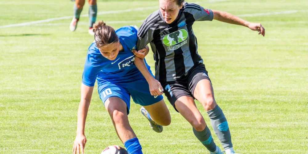  "Riga" mērojas spēkiem ar "Rīgas Futbola skolu" (foto: "Riga FC Women" / "Facebook")