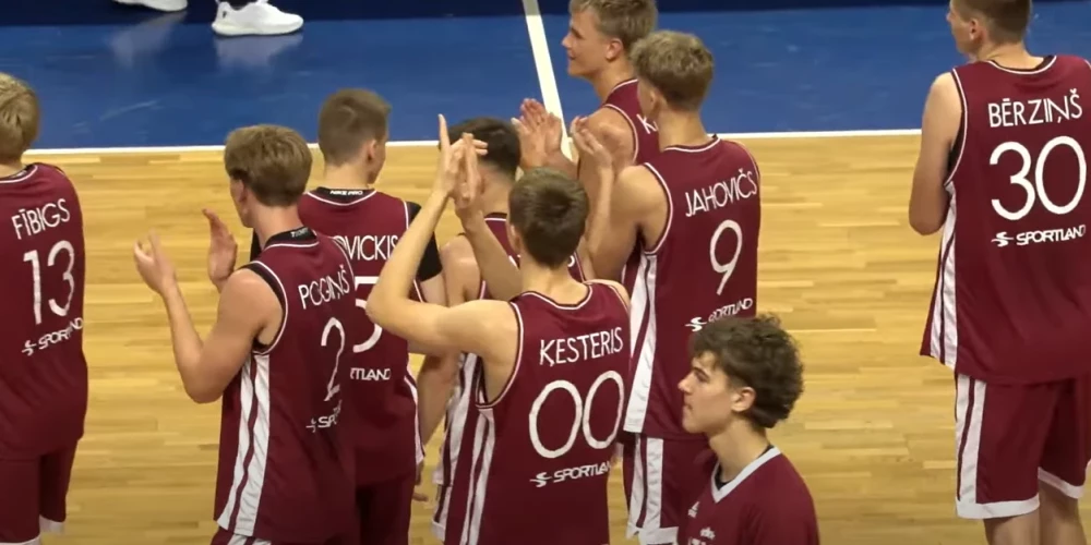 Latvijas U-16 izlase pēc uzvaras pār Itāliju (ekrānuzņēmums no video)