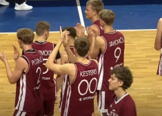 Kamēr pieaugušie iesildās, Latvijas U-16 basketbolisti kā ar ceļarulli pārbrauc Itālijas vienaudžiem Eiropas čempionātā 