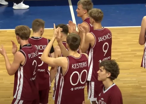 Latvijas U-16 izlase pēc uzvaras pār Itāliju (ekrānuzņēmums no video)