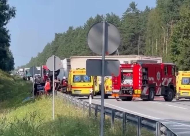 Traģiska avārija un milzīgs sastrēgums uz Tallinas šosejas: pie Kadagas vieglās un kravas automašīnas sadursmē gājis bojā cilvēks