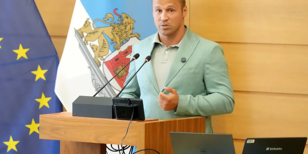 Rīgas domes depuāts Mairis Briedis piedalās domes sēdē.