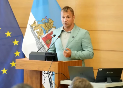 Майрис Бриедис участвует в заседании Рижской думы.