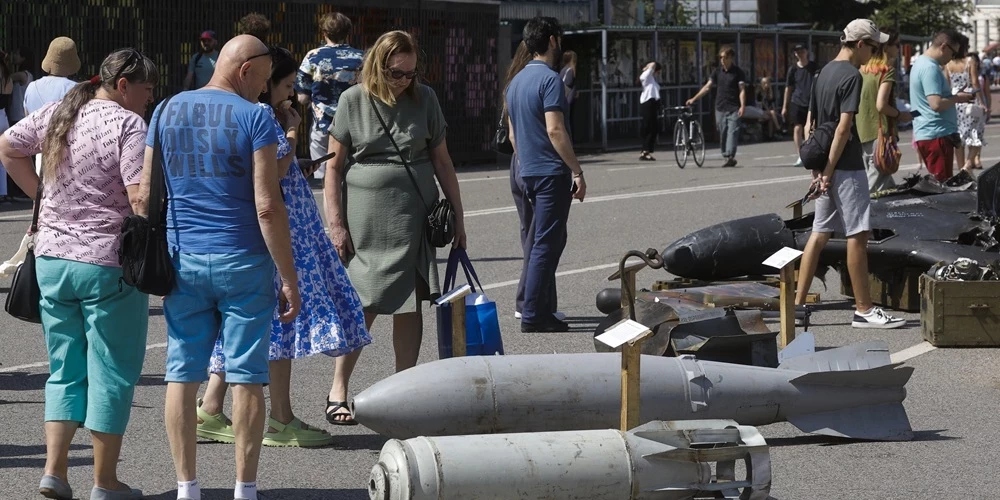 Киевлянам показывают бомбы, которыми россияне убивают украинцев.