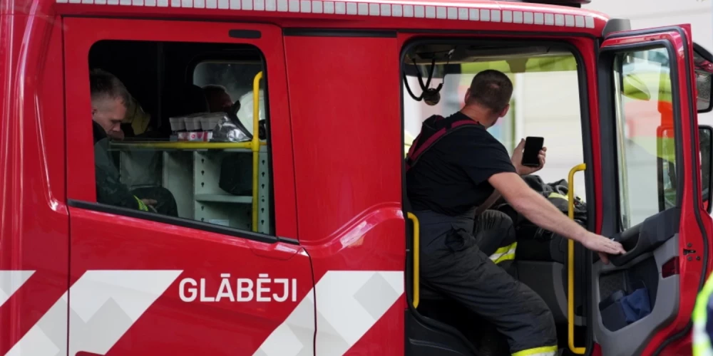 Glābēji palīdz no ezera Sventes pagastā izkļūt cilvēkam.