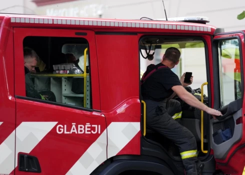 Glābēji palīdz no ezera Sventes pagastā izkļūt cilvēkam. 