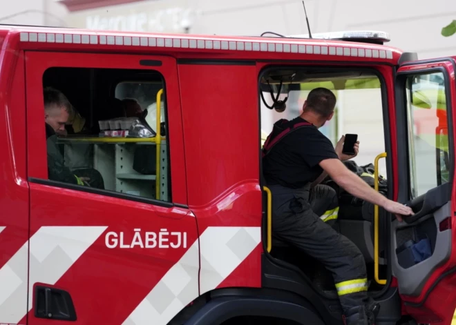 Glābēji palīdz no ezera Sventes pagastā izkļūt cilvēkam