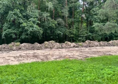 FOTO: nocirsti koki un uzrakta zeme – sākti sagatavošanās darbi Ķīpsalas–Imantas veloceļa būvniecībai