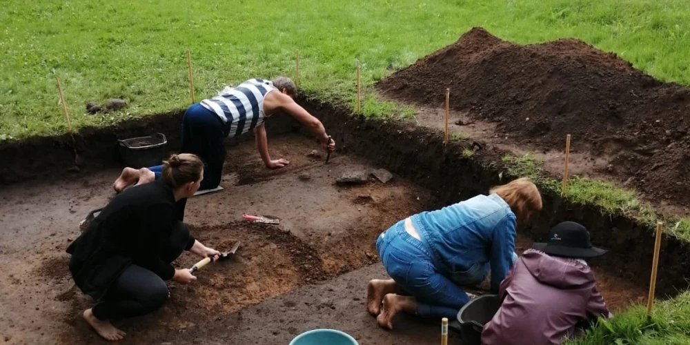 Arheoloģiskās izpētes laikā Skaņkalnes pilskalnā, Valmieras novadā, atrastas senas apdzīvotības liecības, informēja pašvaldības Zīmolvedības un sabiedrisko attiecību nodaļas vadītāja Kristīne Melece.
