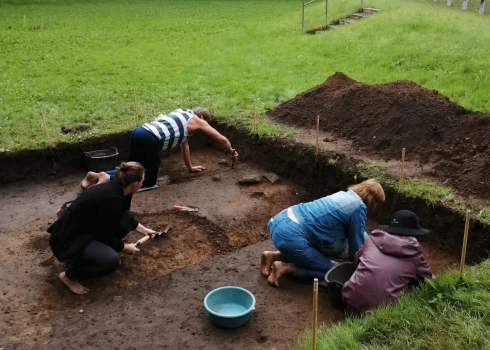 Arheoloģiskās izpētes laikā Skaņkalnes pilskalnā, Valmieras novadā, atrastas senas apdzīvotības liecības, informēja pašvaldības Zīmolvedības un sabiedrisko attiecību nodaļas vadītāja Kristīne Melece.