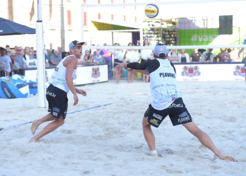 Vīriešu turnīra finālā Pļaviņš un Točs, kuriem bija ticis otrais numurs, ar 2-0 (21:18, 21:9) pārspēja Ralfu Andrejevu un Eduardu Dūdenu (7.), uzvarētājiem turnīru noslēdzot bez zaudējumiem.