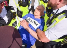 Nācies pat nogāzt no kājām: Londonā masveidā arestēti Palestīnas atbalstītāji, lielākajai daļai bija 60 gadi