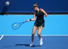 Pirmā seta izskaņā Sevastova zaudēja divos savas serves geimos, kas ļāva tikt pretiniecei pie panākuma ar 6-4, bet otrajā setā latviete spēlēja pārliecinoši un bija pārāka ar 6-0.