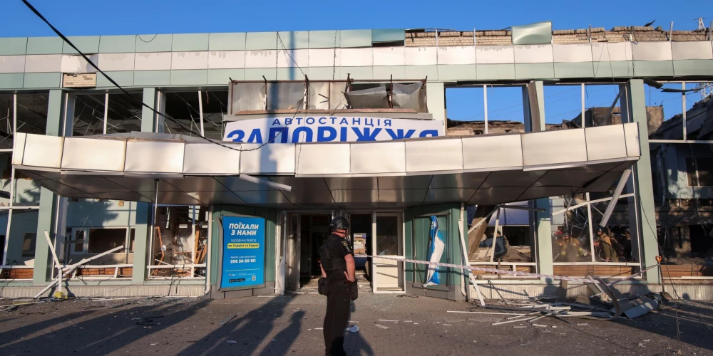 Ukrainas pilsētas Zaporižjas autoostai svētdien trāpīja Krievijas vadāmā aviobumba.