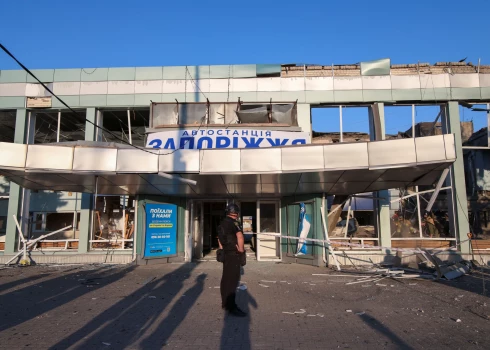 Ukrainas pilsētas Zaporižjas autoostai svētdien trāpīja Krievijas vadāmā aviobumba.