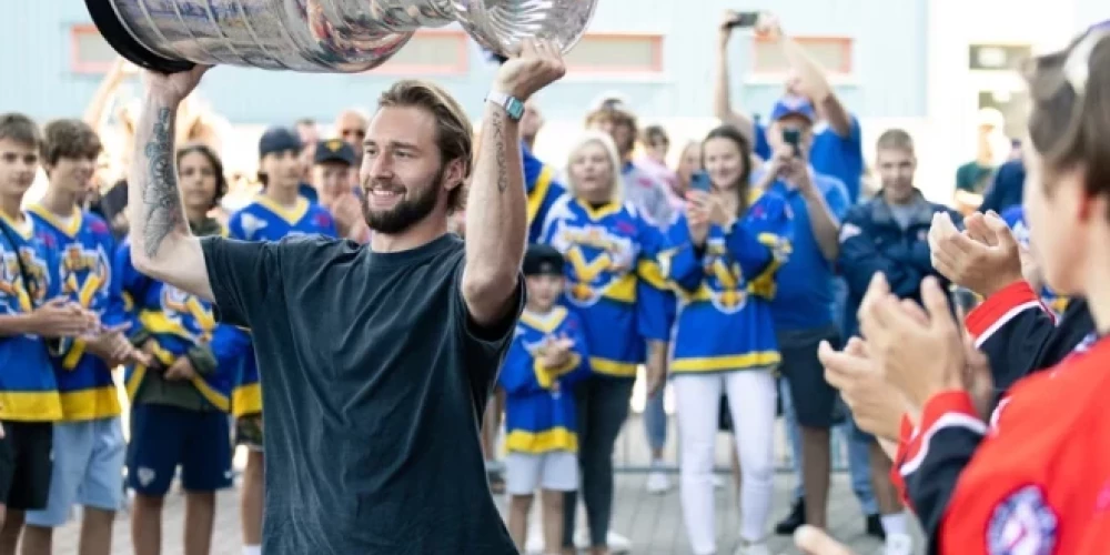2024./2025. gada sezonā otro gadu pēc kārtas par Nacionālās hokeja līgas (NHL) čempioniem kļuva Floridas "Panthers" komanda, kuras rindās spēlē Uvis Balinskis.
