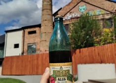 FOTO: "Tas ir retums!" Kolekcionārs Rīgā tiek pie unikālas 55 gadus senas Rīgas alus pudeles - tā ir vēl neatkorķēta. Kas noticis ar tajā esošo dzērienu?