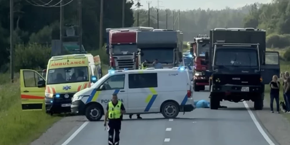 Gājējs notikuma vietā gāja bojā.