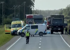 VIDEO: kravas automašīna uz Ventspils šosejas nāvējoši notriekusi gājēju