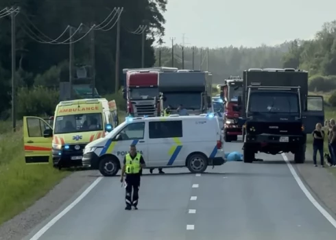 Gājējs notikuma vietā gāja bojā.