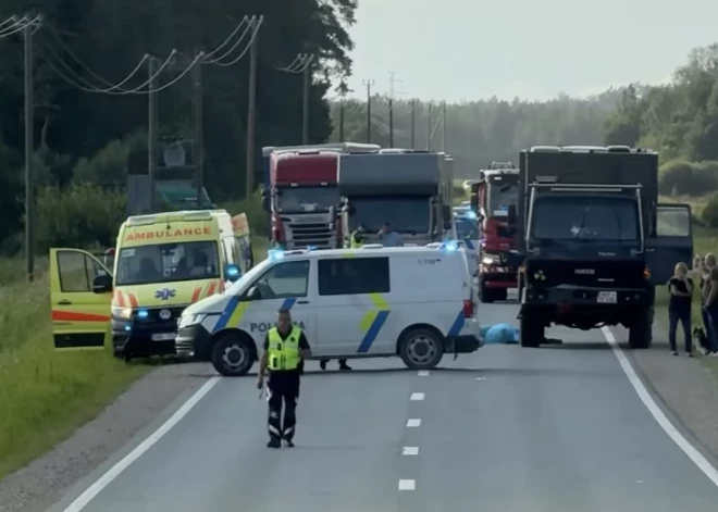VIDEO: atklātas jaunas ziņas par traģisko negadījumu uz Ventspils šosejas, kur kravas auto nāvējoši notrieca gājēju