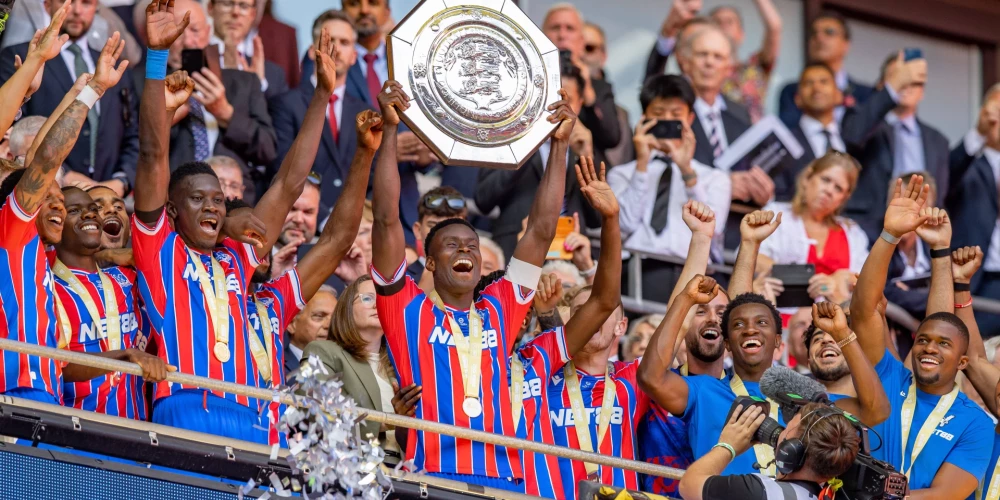 Londonas "Crystal Palace" ceļ gaisā izcīnīto trofeju. 