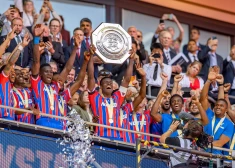 Londonas "Crystal Palace" divas reizes atspēlējas un dramatiskā mačā pirmo reizi izcīna Anglijas Superkausu
