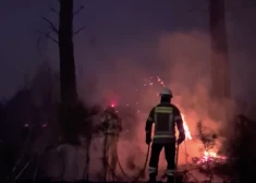 FOTO; VIDEO: Latvijas ugunsdzēsēji Portugālē aizvadījuši kārtējo spraigo nakti