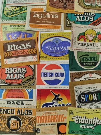Etiķetes no padomju laikā ražotiem dzērieniem Teo Ralfa Jēkabsona kolekcijā.