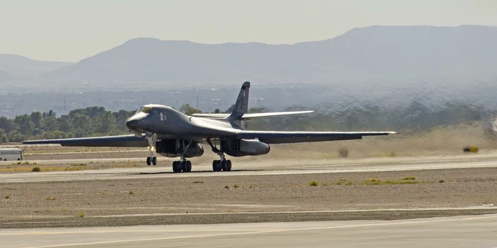 Бомбардировщик B-1B.