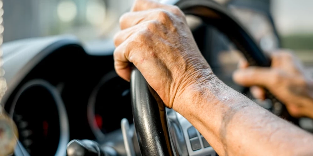 Ir bijuši vairāki gadījumi, kad sirmgalvji izraisījuši pat traģiskas avārijas, tomēr statistika liecina, ka viņi nav bīstamākie autovadītāji.