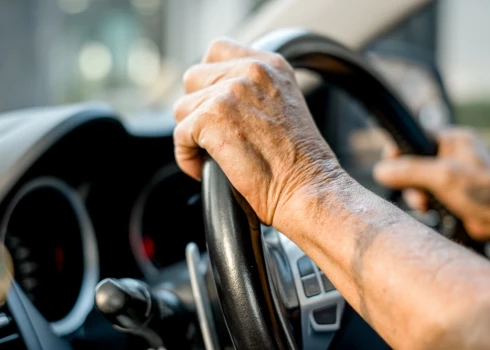 Ir bijuši vairāki gadījumi, kad sirmgalvji izraisījuši pat traģiskas avārijas, tomēr statistika liecina, ka viņi nav bīstamākie autovadītāji.