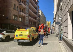 Būvdarbu laikā Vecrīgā starp ekskavatoru un dzelzbetona konstrukciju iespiests cilvēks - notikuma vietu ielenkuši VUGD glābēji un mediķi. FOTO; VIDEO